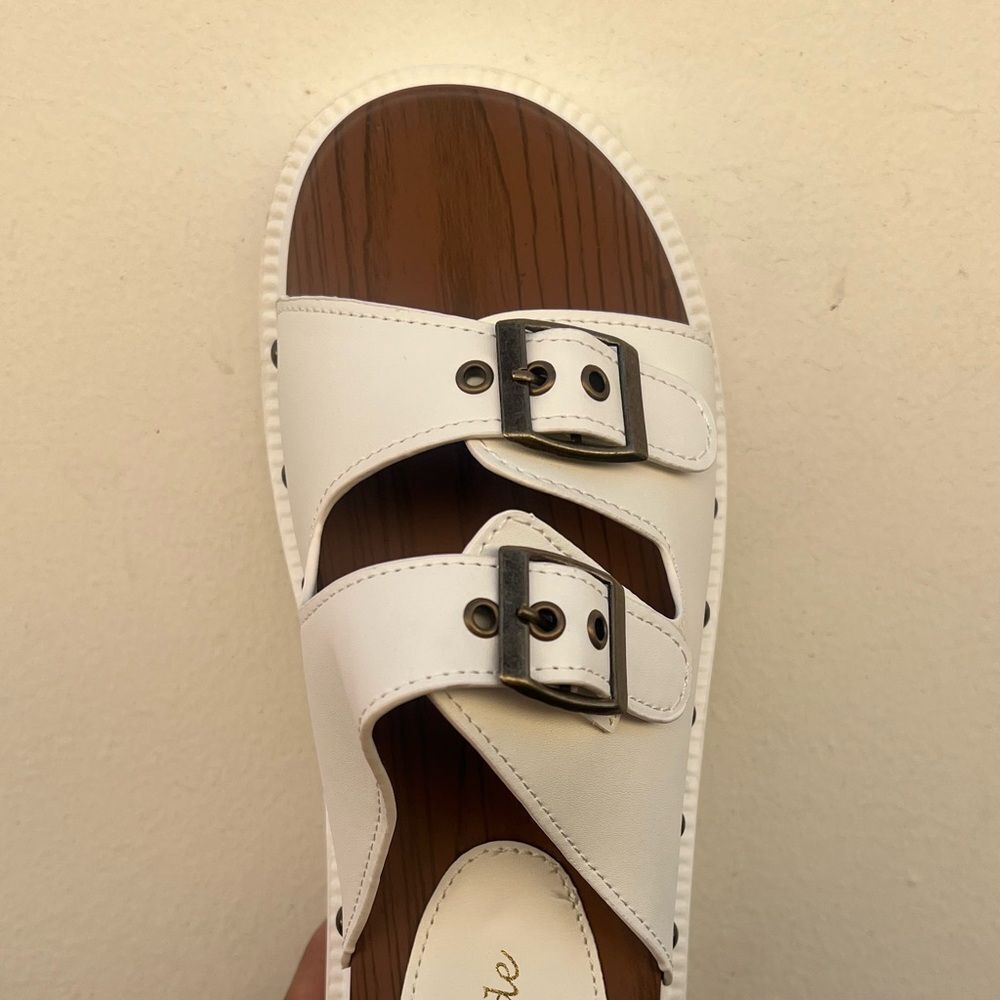 White Sandals Sleek Design Comfortable Fit - Picture 3 of 5